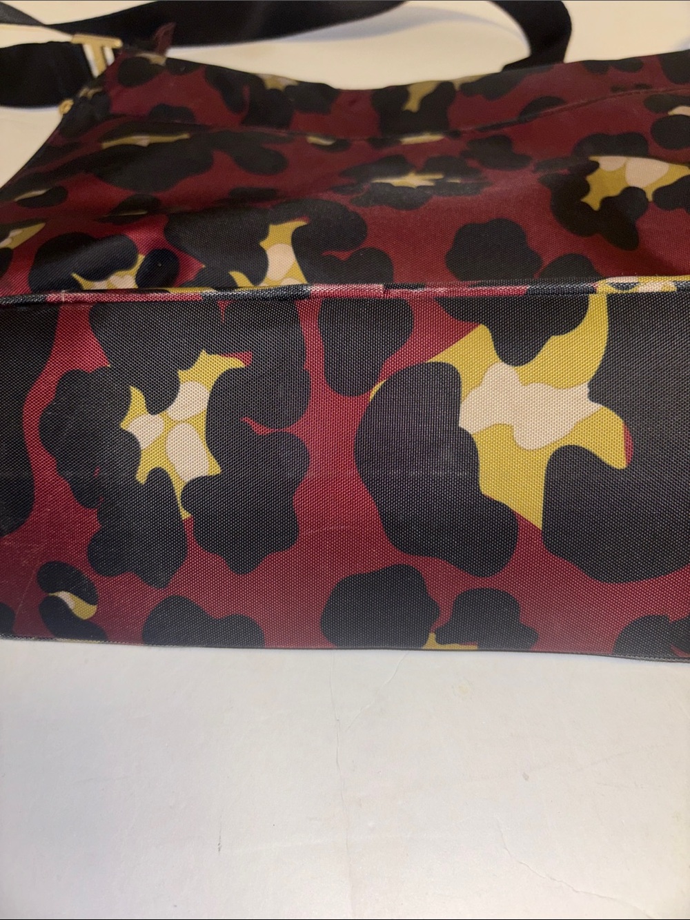 BAGGALLINI BRAND NYLON BAG MAROON BLACK TAN CAMOUFLAGE PATTERN GOLD HARDWARE - Picture 5 of 15